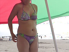 Latina madura exibe seus atributos em uma praia isolada.