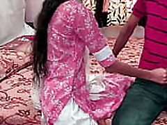 भारतीय माँ बालों हो जाता है के साथ एक पंजाबी देसी में एक संतोषजनक मुठभेड़ है ।